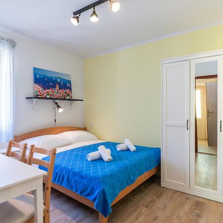 Rooms & Studio Apartments By The Way Baška Exteriör bild