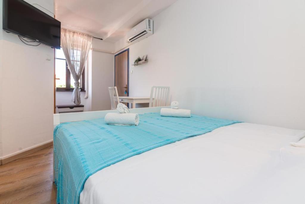 Rooms & Studio Apartments By The Way Baška Exteriör bild