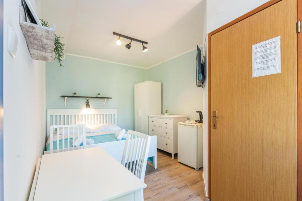 Rooms & Studio Apartments By The Way Baška Exteriör bild